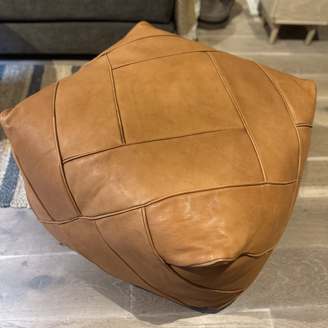 Udstillingsmodel - Stor firkantet puf - Cognacfarvet kernelæder - 72 x 72 cm - novamøbler