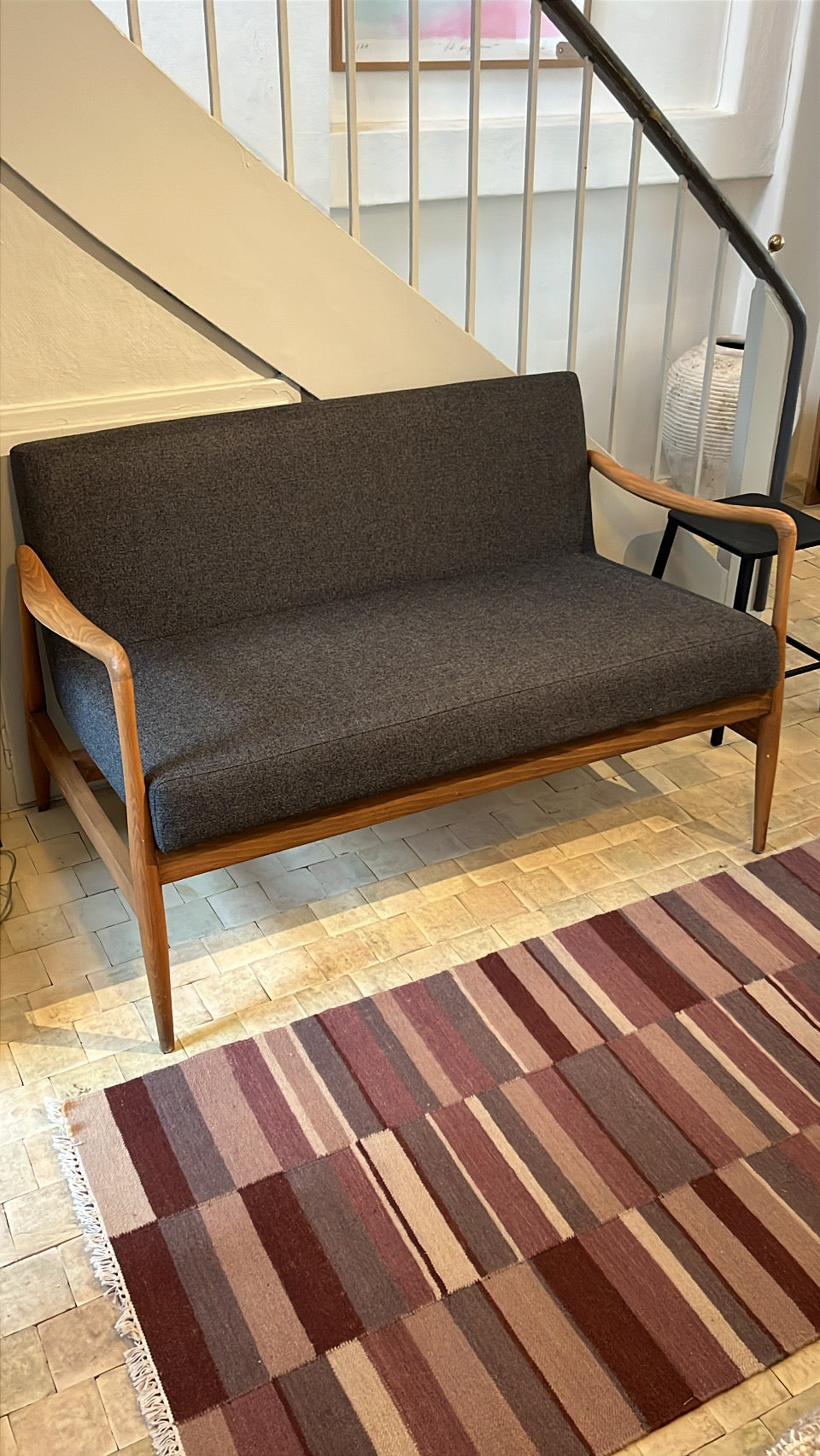 Udstillingsmodel - Grå sofa med armlæn i massivt træ - novamøbler