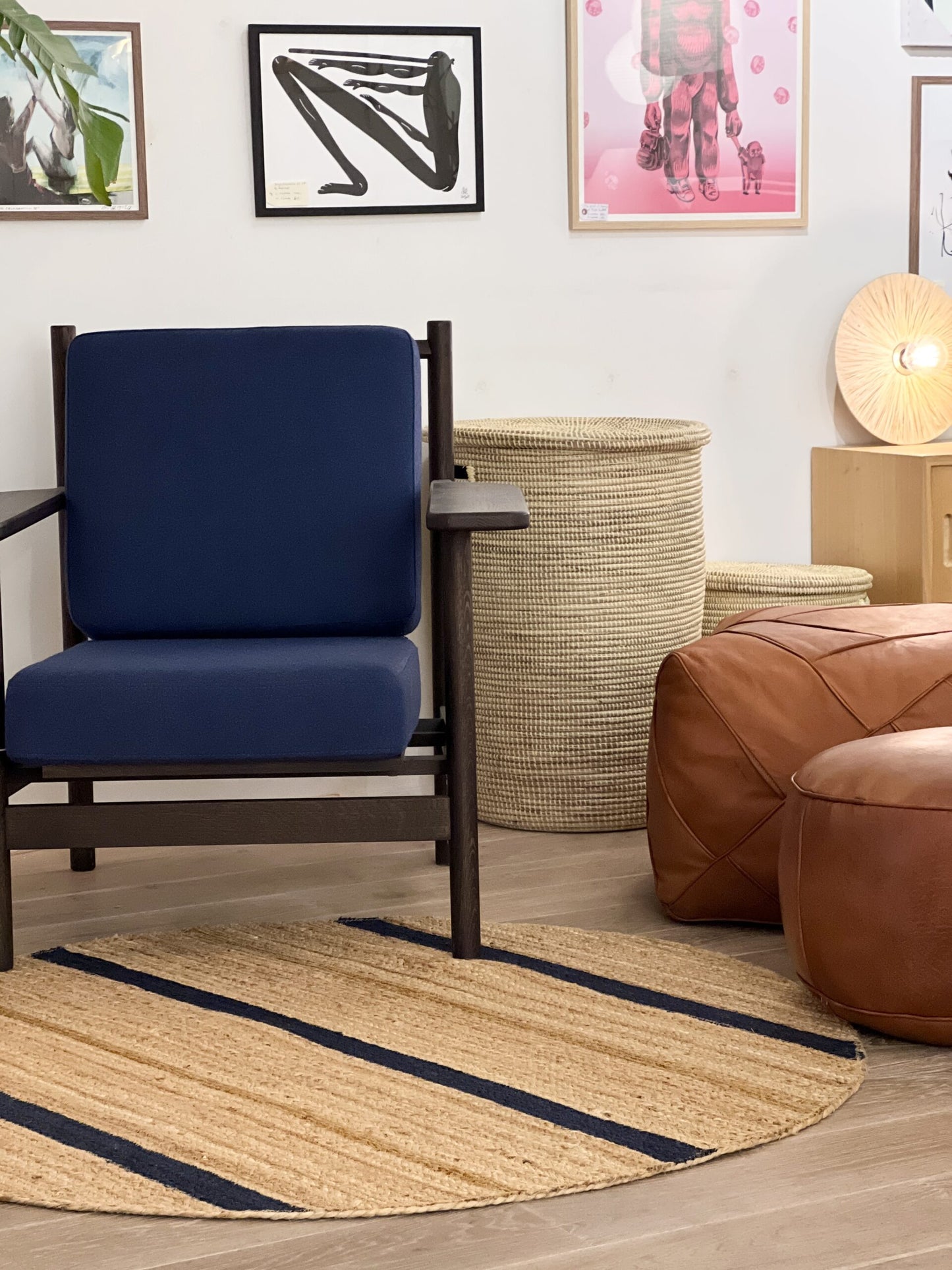 Rundt Jute Gulvtæppe - Natural with Blue & Yellow Stripes - Ø130cm - novamøbler