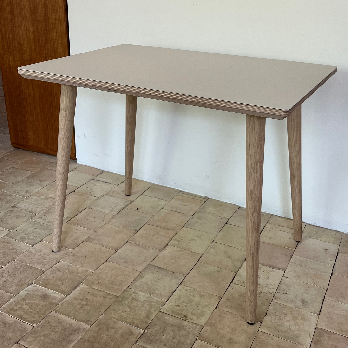Udstillingsmodel - Sofabord/sidebord - Beige/grå linoleum - Egetræs ben - novamøbler