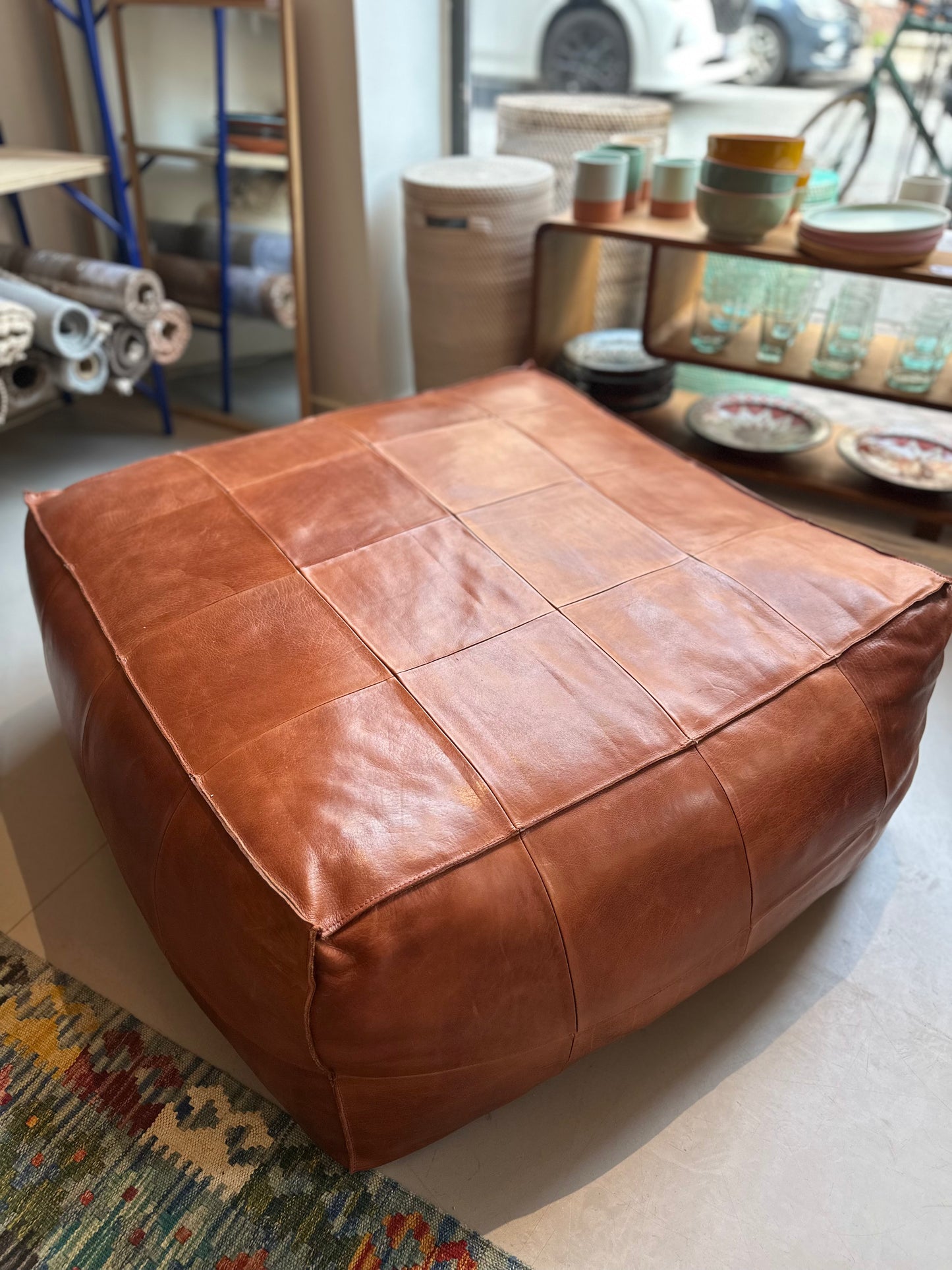 Udstillingsmodel - Stor puf - Cognacfarvet kernelæder - 85 x 85 cm