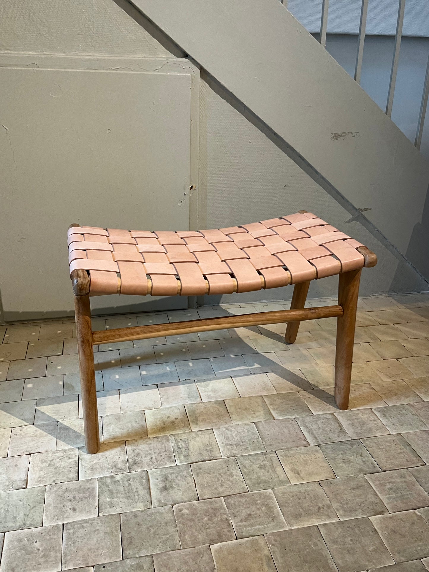 Udstillingsmodel - Skammel - Teak/cognacfarvet læder - By Sol - P014 - novamøbler