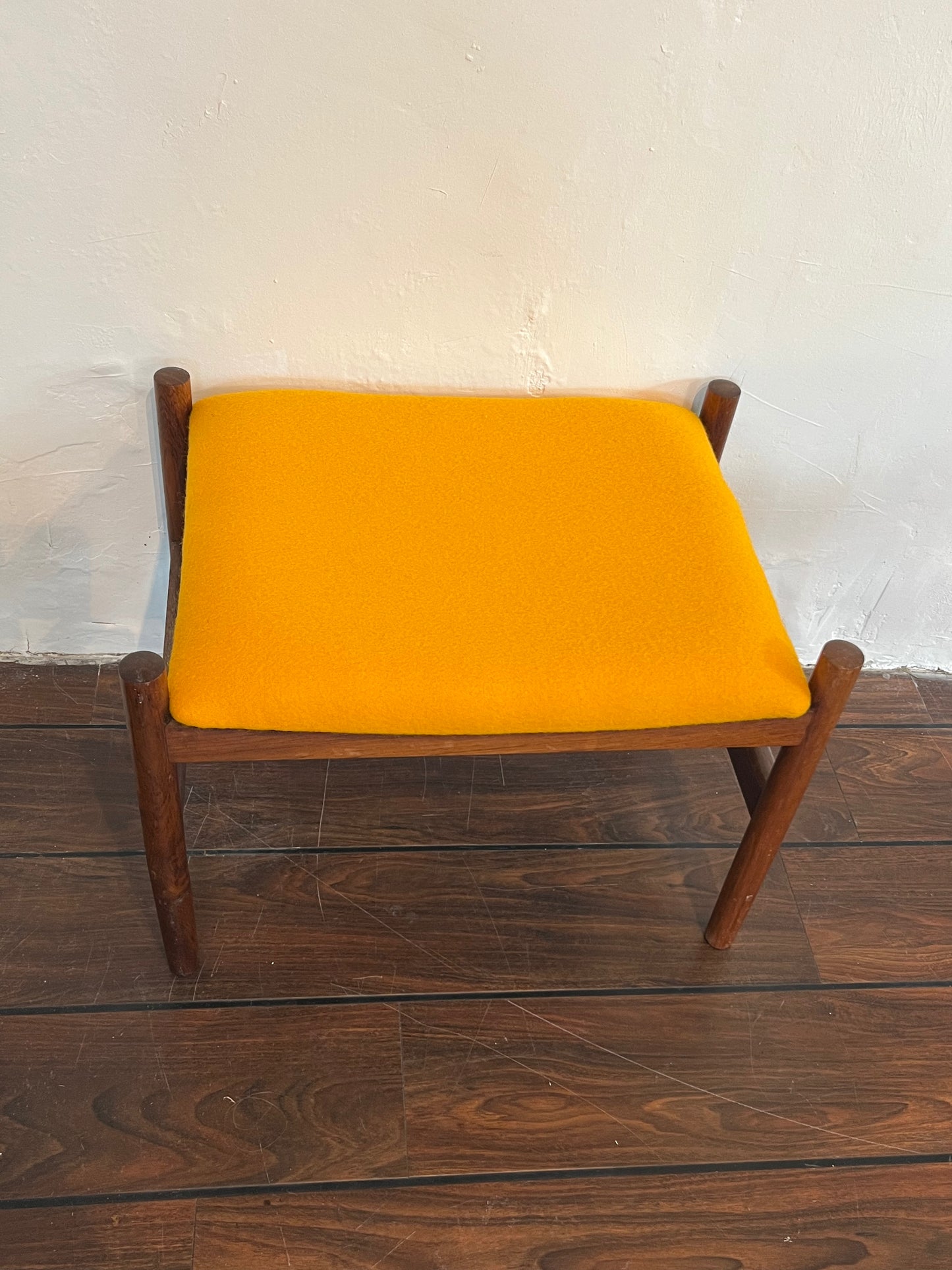 Udstillingsmodel - Gul fodskammel i massivt træ