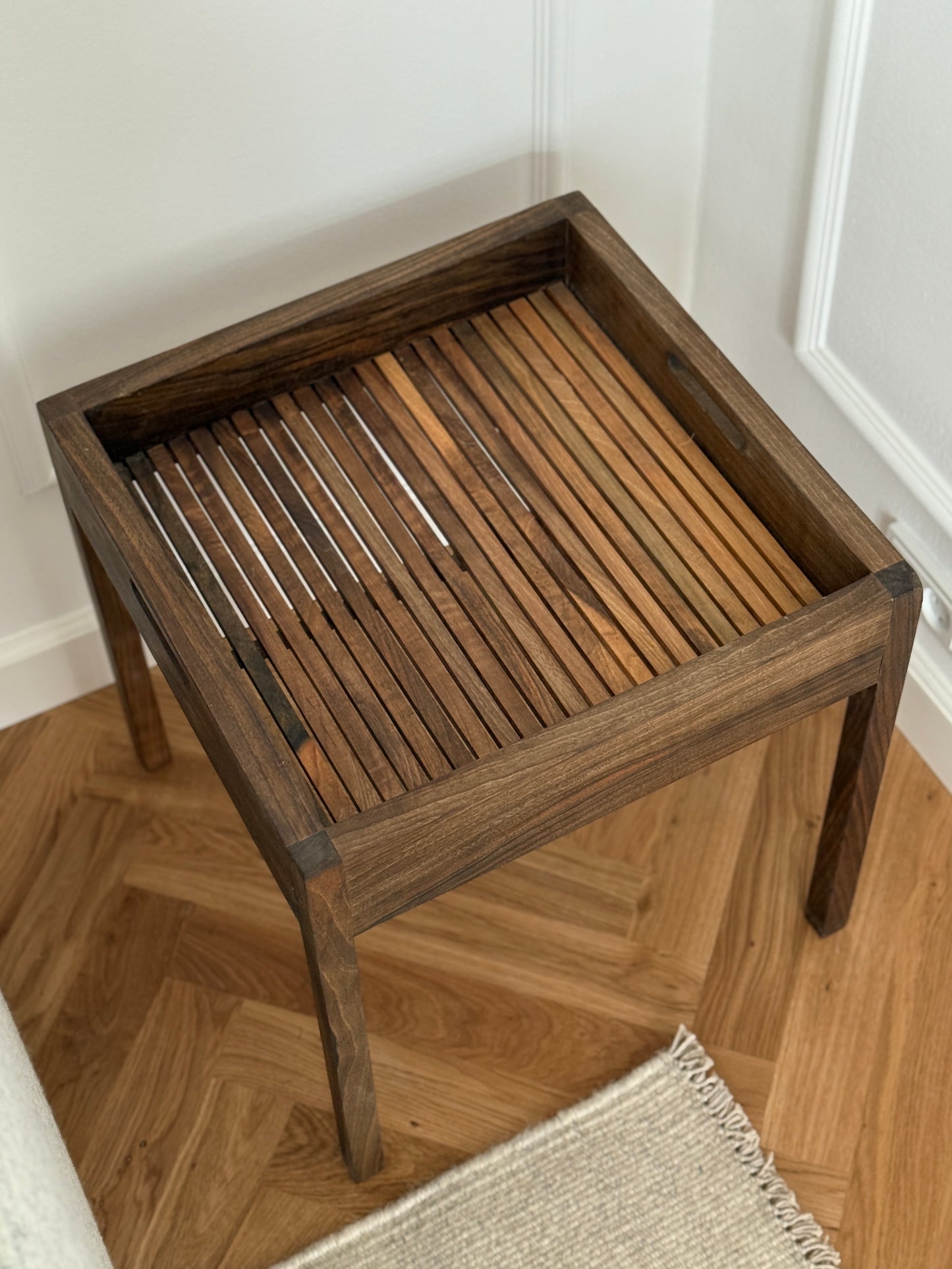 Bakkebord/Sidebord - Valnøddetræ - 45x45 cm - novamøbler