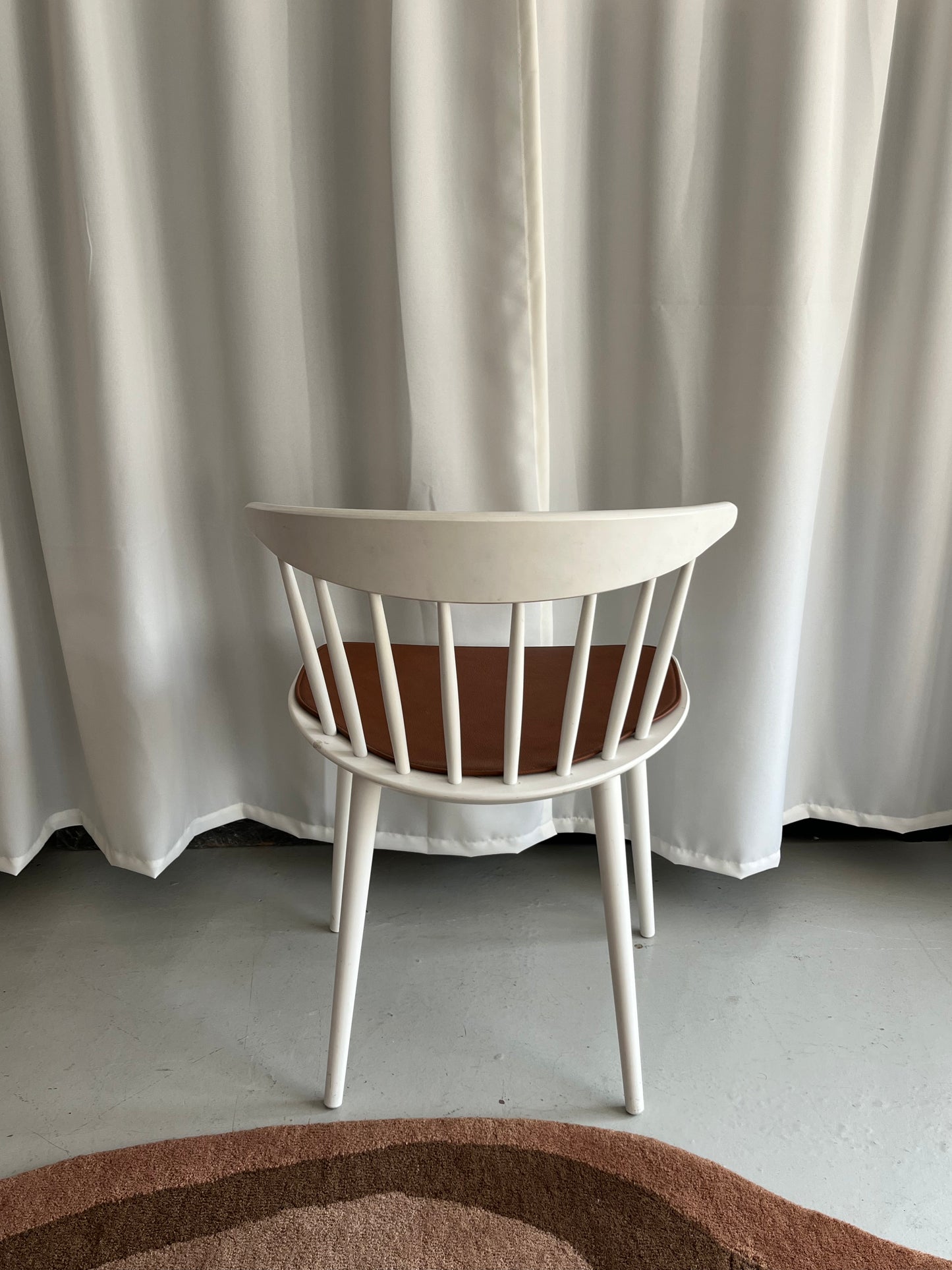 Udstillingsmodel - Hvid spisebordsstol med læderhynde - Hay - novamøbler