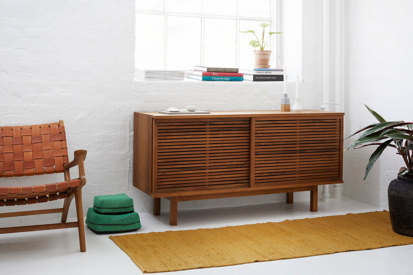 Skænk med skydelåger - Teaktræ - By Sol - C028 - novamøbler