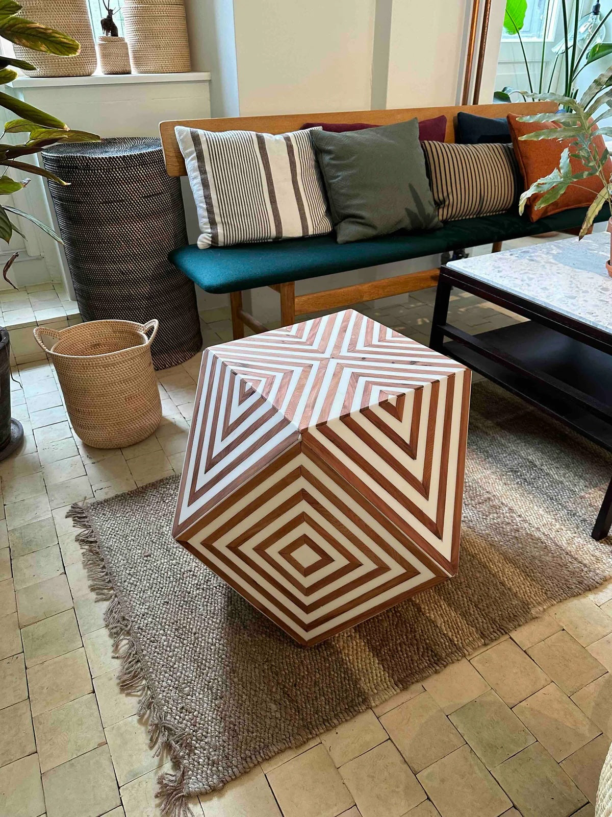 Ivory sekskantet træbord – unikt sidebord med inlay-design - novamøbler