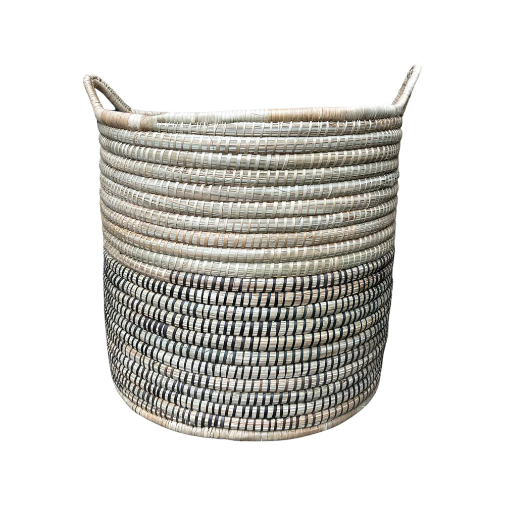 Kurv i søgræs/bananblade med hank - novamøbler