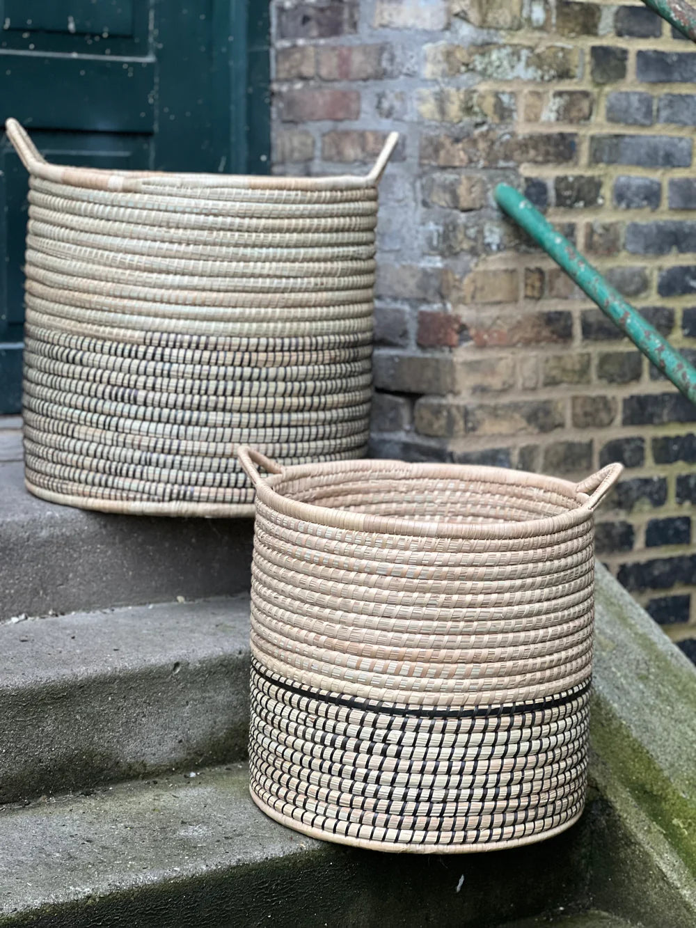 Kurv i søgræs/bananblade med hank - novamøbler