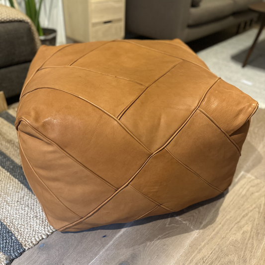 Udstillingsmodel - Stor firkantet puf - Cognacfarvet kernelæder - 72 x 72 cm - novamøbler