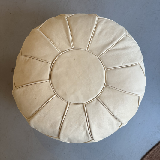 Udstillingsmodel - Stor rosetformet puf - Hvid kernelæder - Ø55 cm - novamøbler