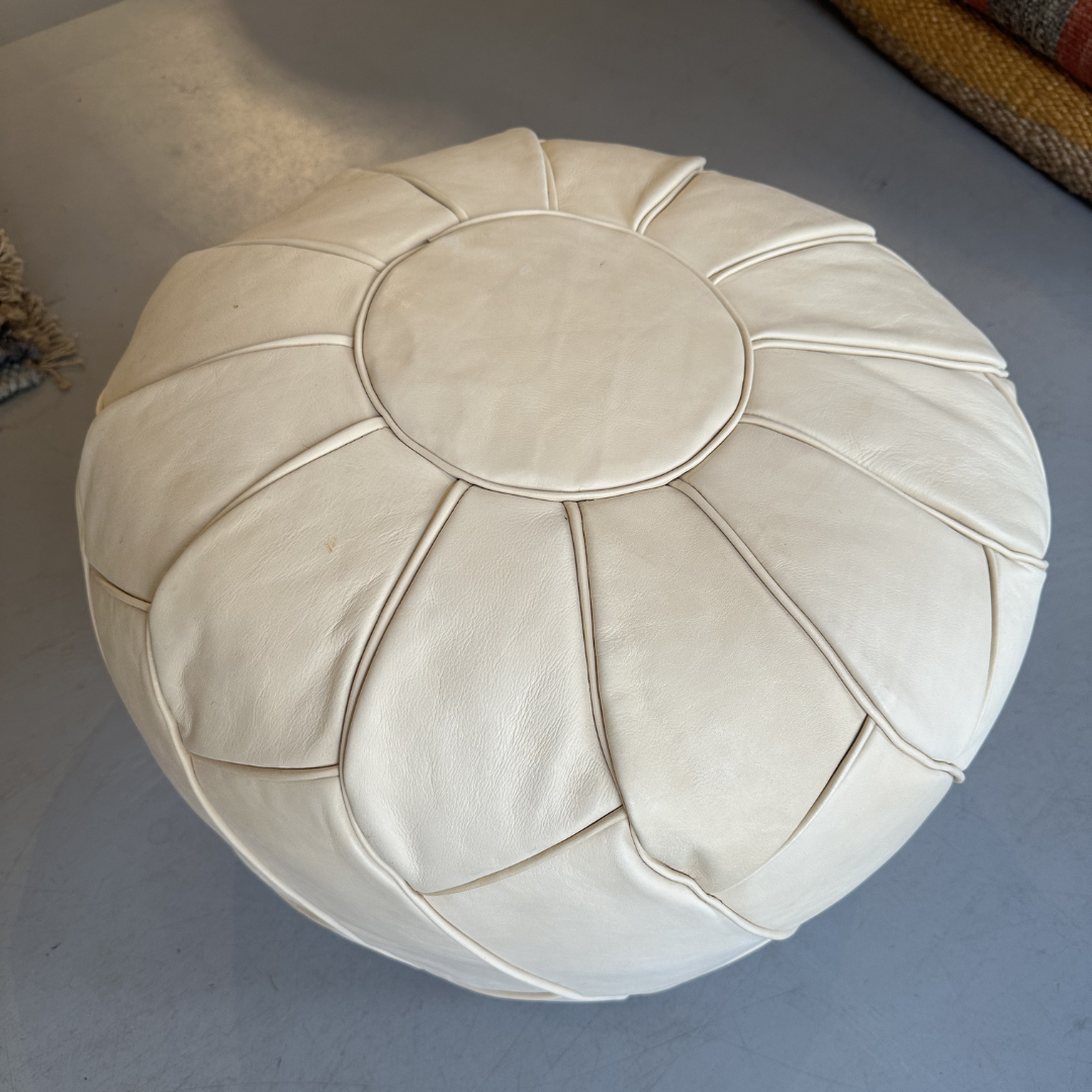 Udstillingsmodel - Stor rosetformet puf - Hvid kernelæder - Ø55 cm - novamøbler