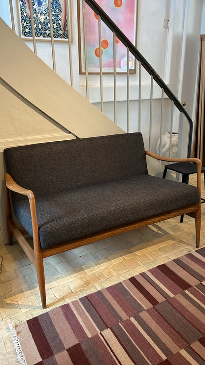 Udstillingsmodel - Grå sofa med armlæn i massivt træ - novamøbler