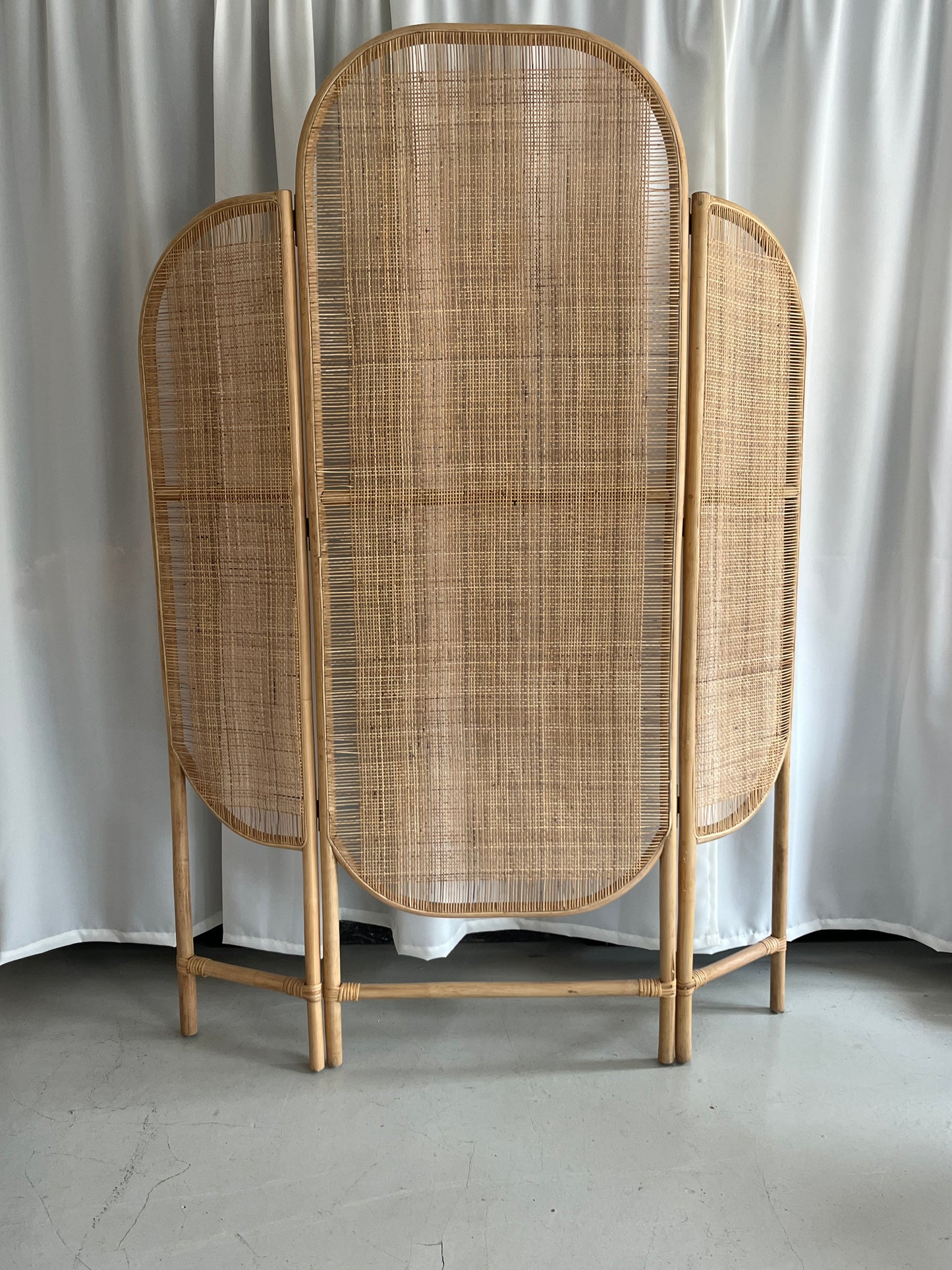 Udstillingsmodel - Rumdeler i håndvævet rattan