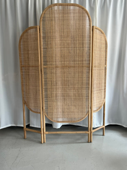 Udstillingsmodel - Rumdeler i håndvævet rattan