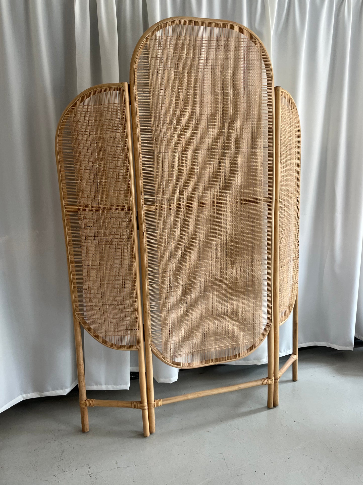 Udstillingsmodel - Rumdeler i håndvævet rattan