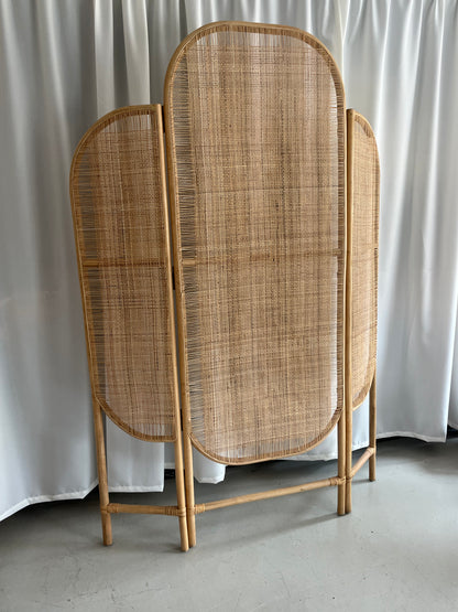 Udstillingsmodel - Rumdeler i håndvævet rattan