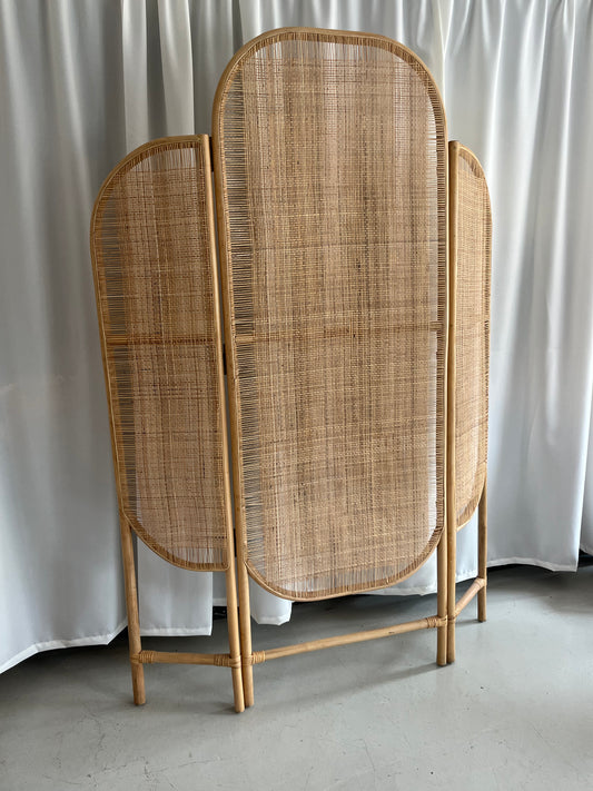 Udstillingsmodel - Rumdeler i håndvævet rattan