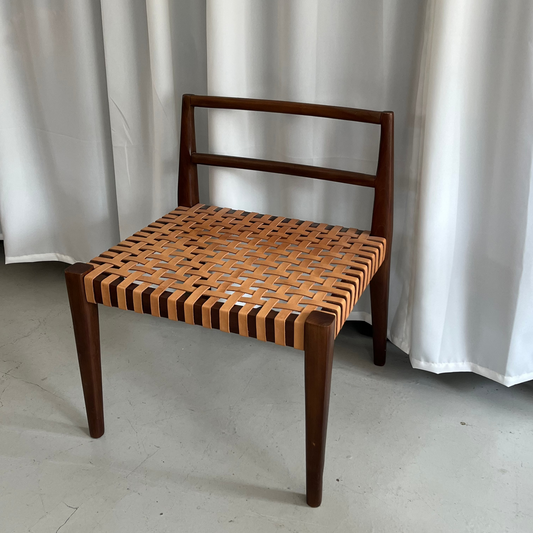 Udstillingsmodel - Lænestol/loungetsol med håndflettet læder