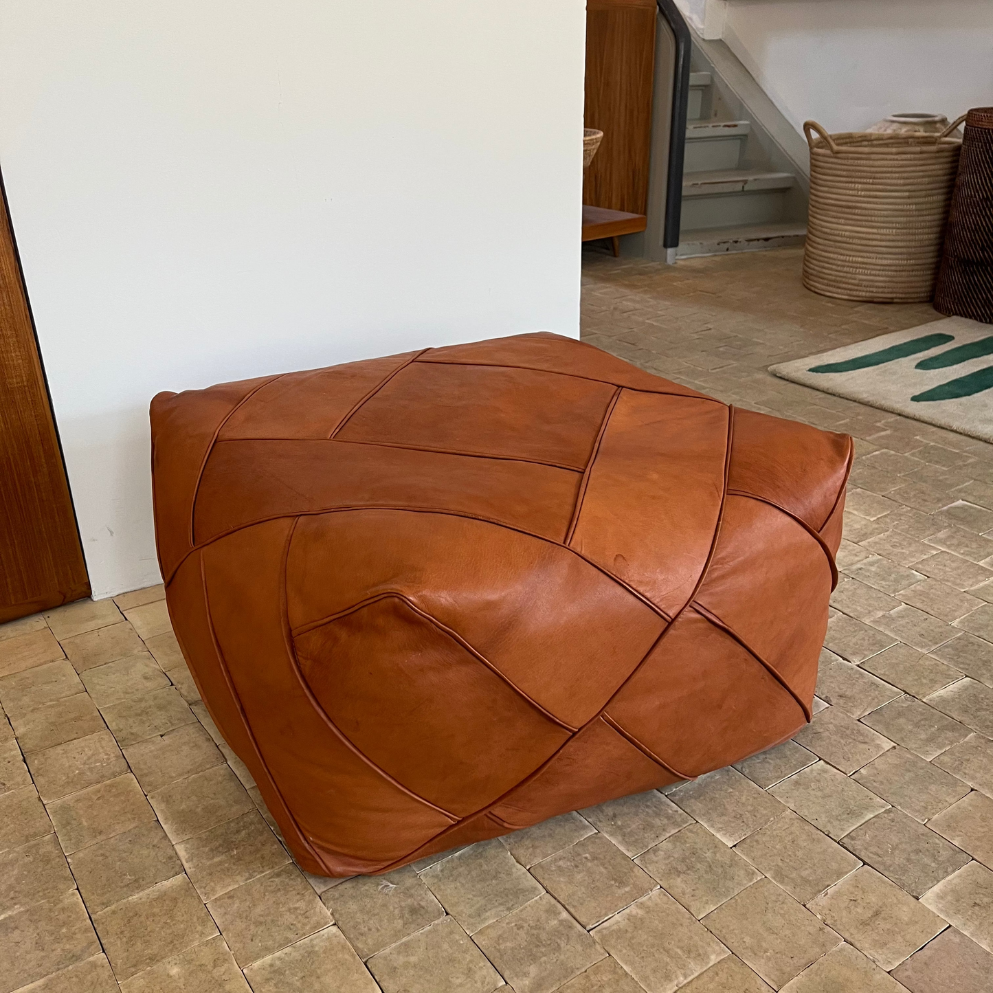 Udstillingsmodel - Stor puf - Cognacfarvet kernelæder - 72 x 72 cm - novamøbler