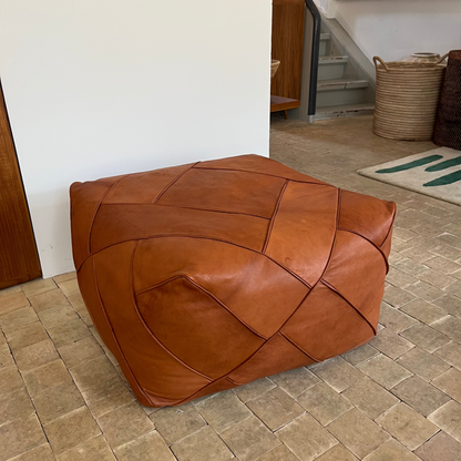 Udstillingsmodel - Stor puf - Cognacfarvet kernelæder - 72 x 72 cm - novamøbler