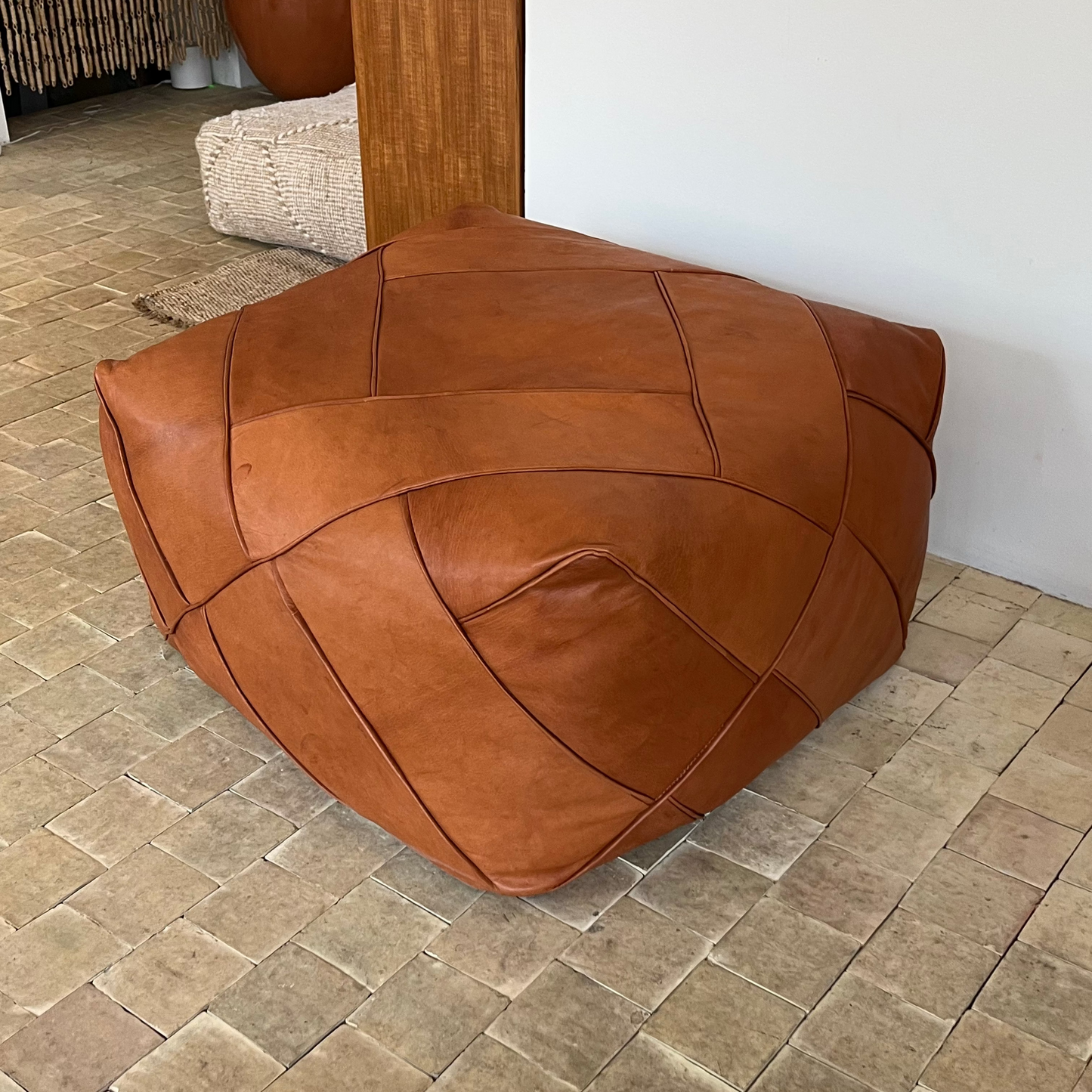 Udstillingsmodel - Stor puf - Cognacfarvet kernelæder - 72 x 72 cm - novamøbler