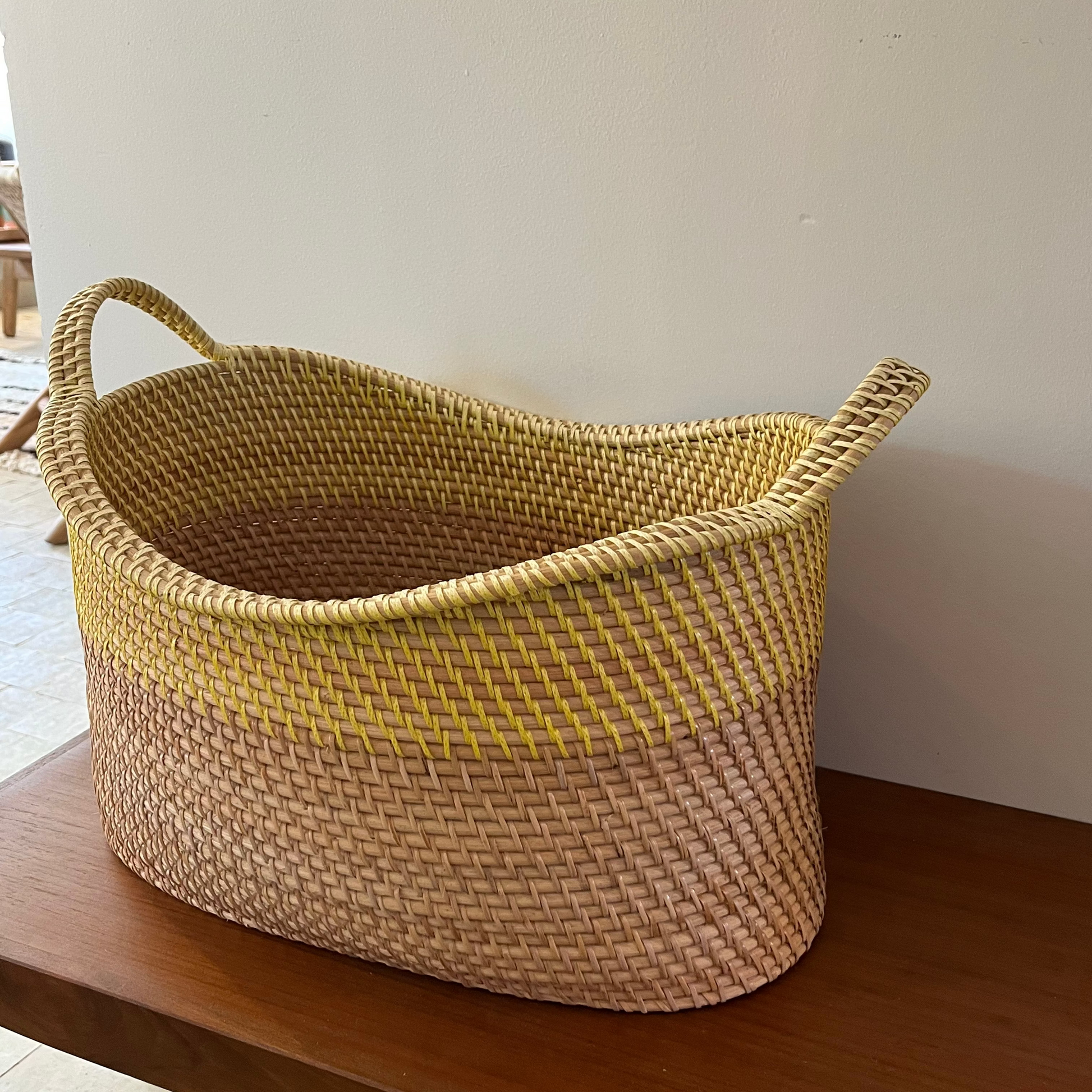 Udstilligsmodel - Bambuskurv - Oval to-farvet kurv i gul - novamøbler