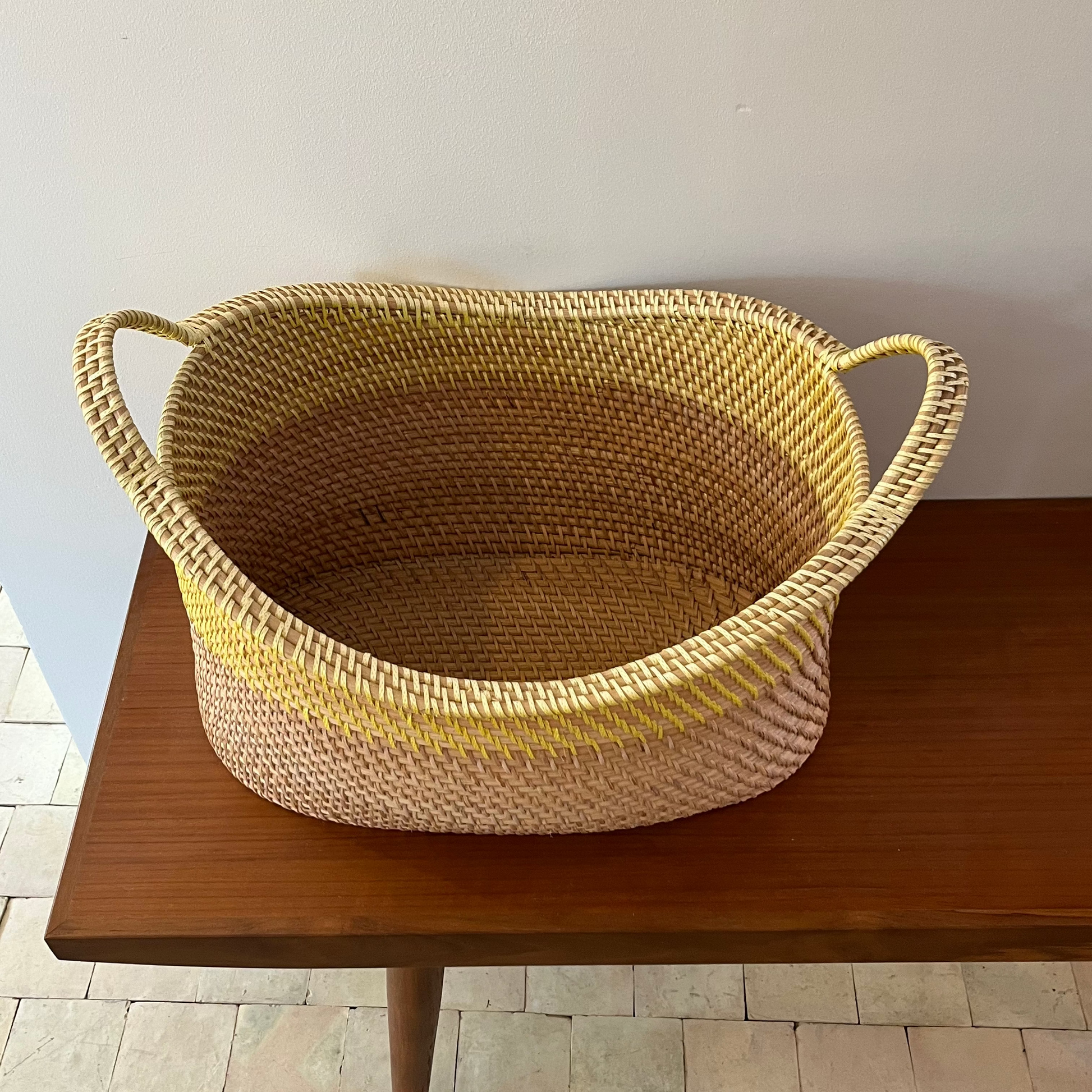 Udstilligsmodel - Bambuskurv - Oval to-farvet kurv i gul - novamøbler