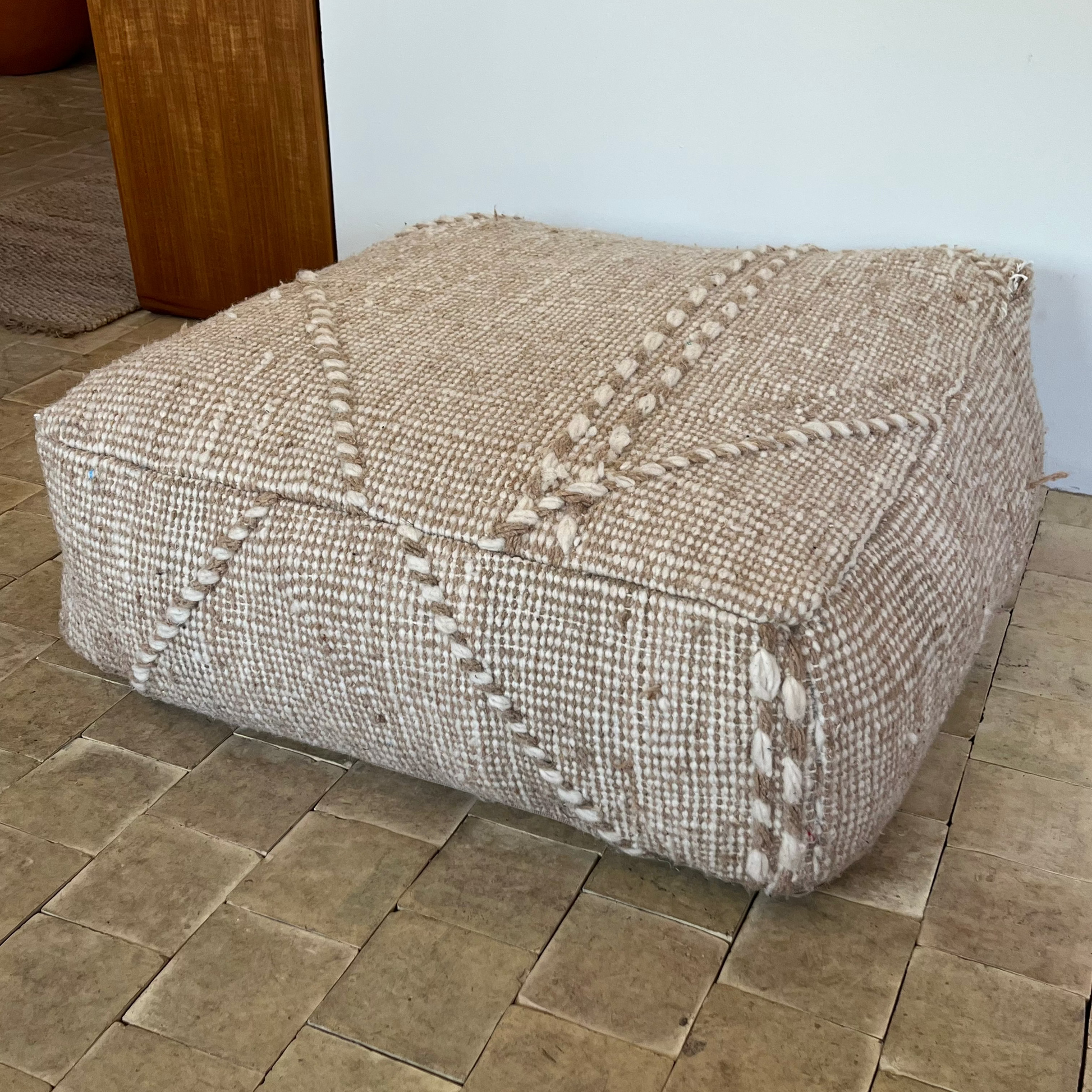 Udstillingsmodel - Håndvævet puf i naturfarver - 64 x 64 cm - novamøbler