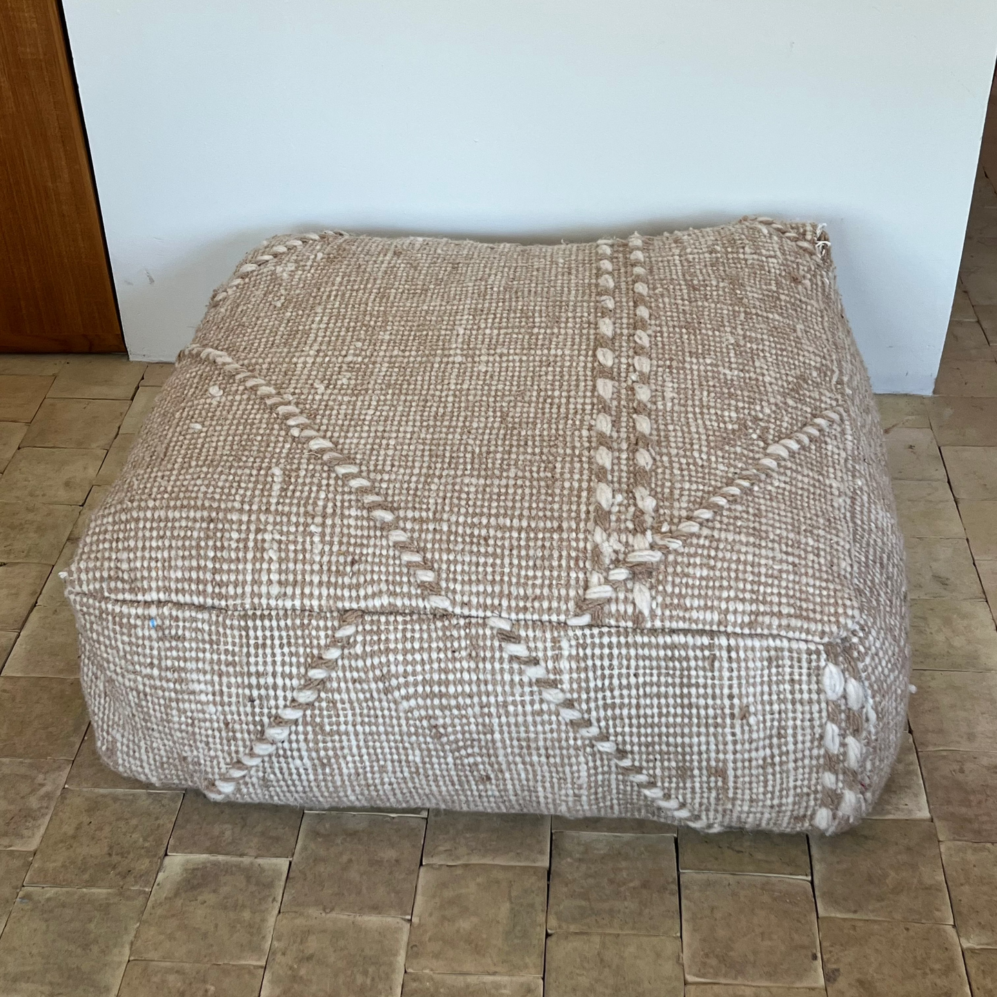 Udstillingsmodel - Håndvævet puf i naturfarver - 64 x 64 cm - novamøbler