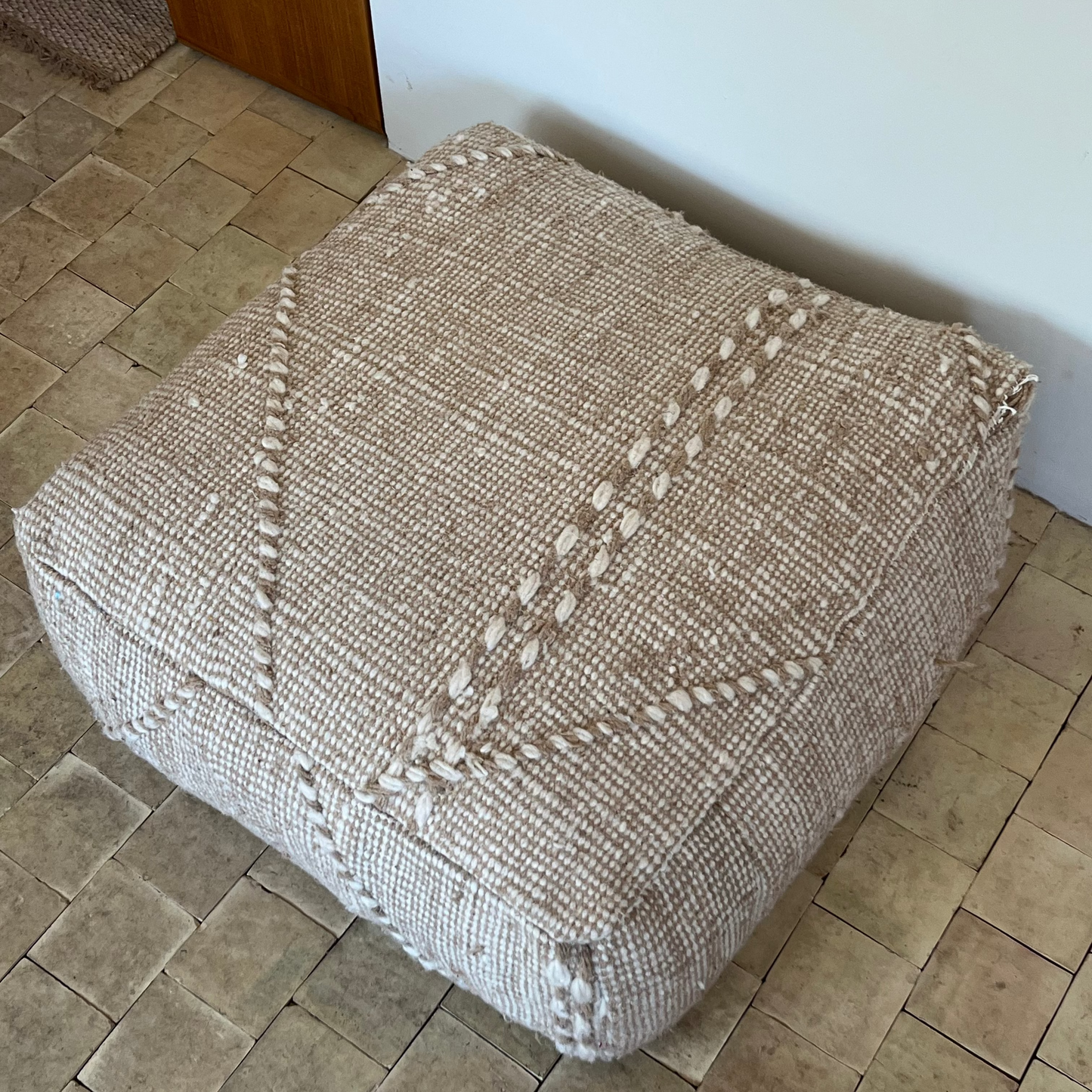 Udstillingsmodel - Håndvævet puf i naturfarver - 64 x 64 cm - novamøbler