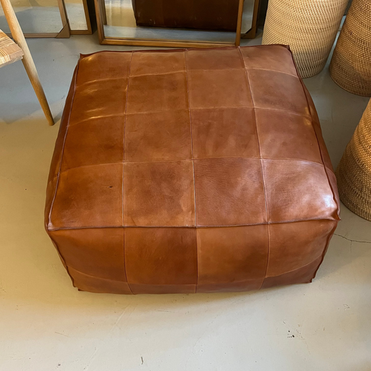 Udstillingsmodel - Stor puf - Cognacfarvet kernelæder - 85 x 85 cm
