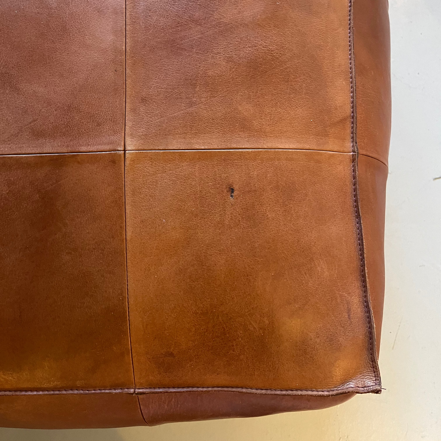 Udstillingsmodel - Stor puf - Cognacfarvet kernelæder - 85 x 85 cm - novamøbler