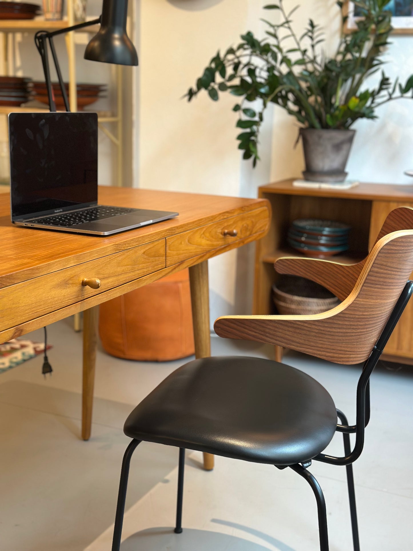 Vermund Larsen - Spisebordsstol - VL118 - Valnød/læder - novamøbler