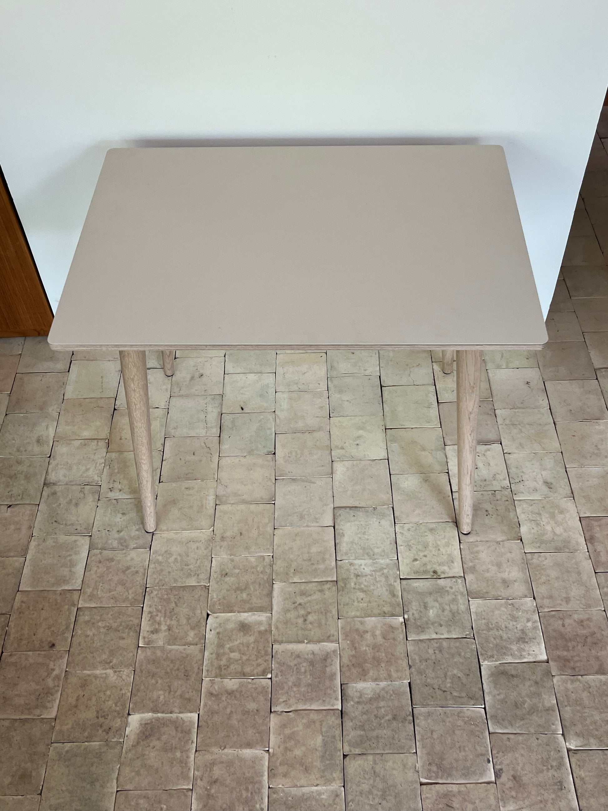 Udstillingsmodel - Sofabord/sidebord - Beige/grå linoleum - Egetræs ben - novamøbler