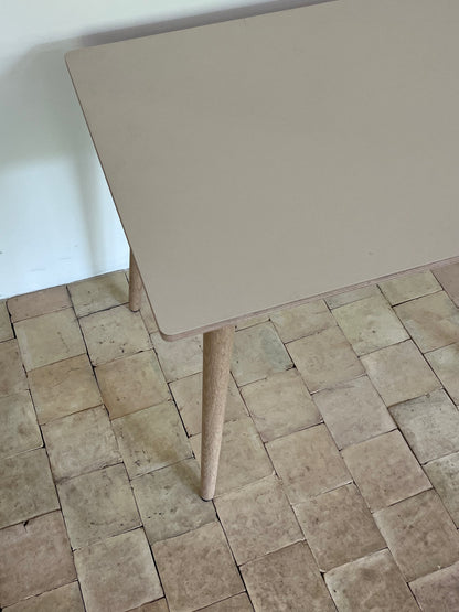 Udstillingsmodel - Sofabord/sidebord - Beige/grå linoleum - Egetræs ben - novamøbler