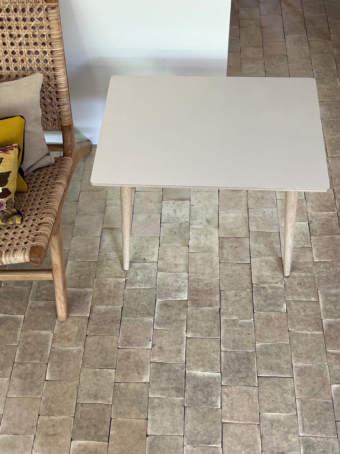 Udstillingsmodel - Sofabord/sidebord - Beige/grå linoleum - Egetræs ben - novamøbler