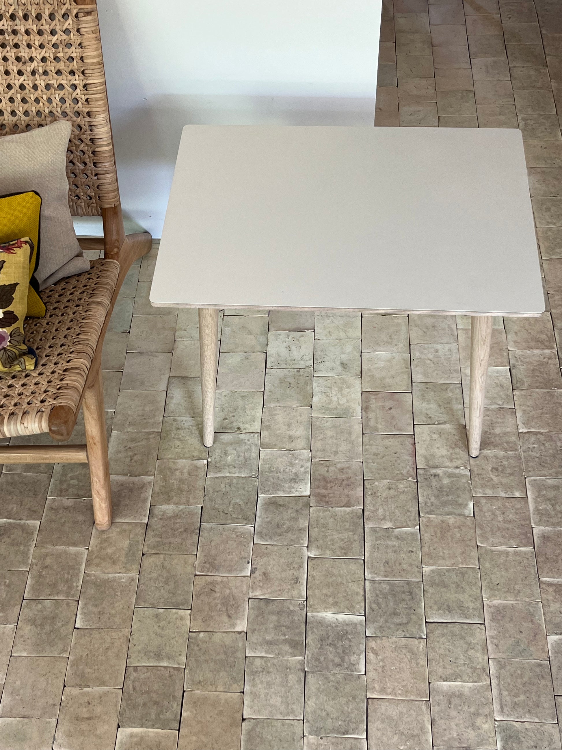 Udstillingsmodel - Sofabord/sidebord - Beige/grå linoleum - Egetræs ben - novamøbler