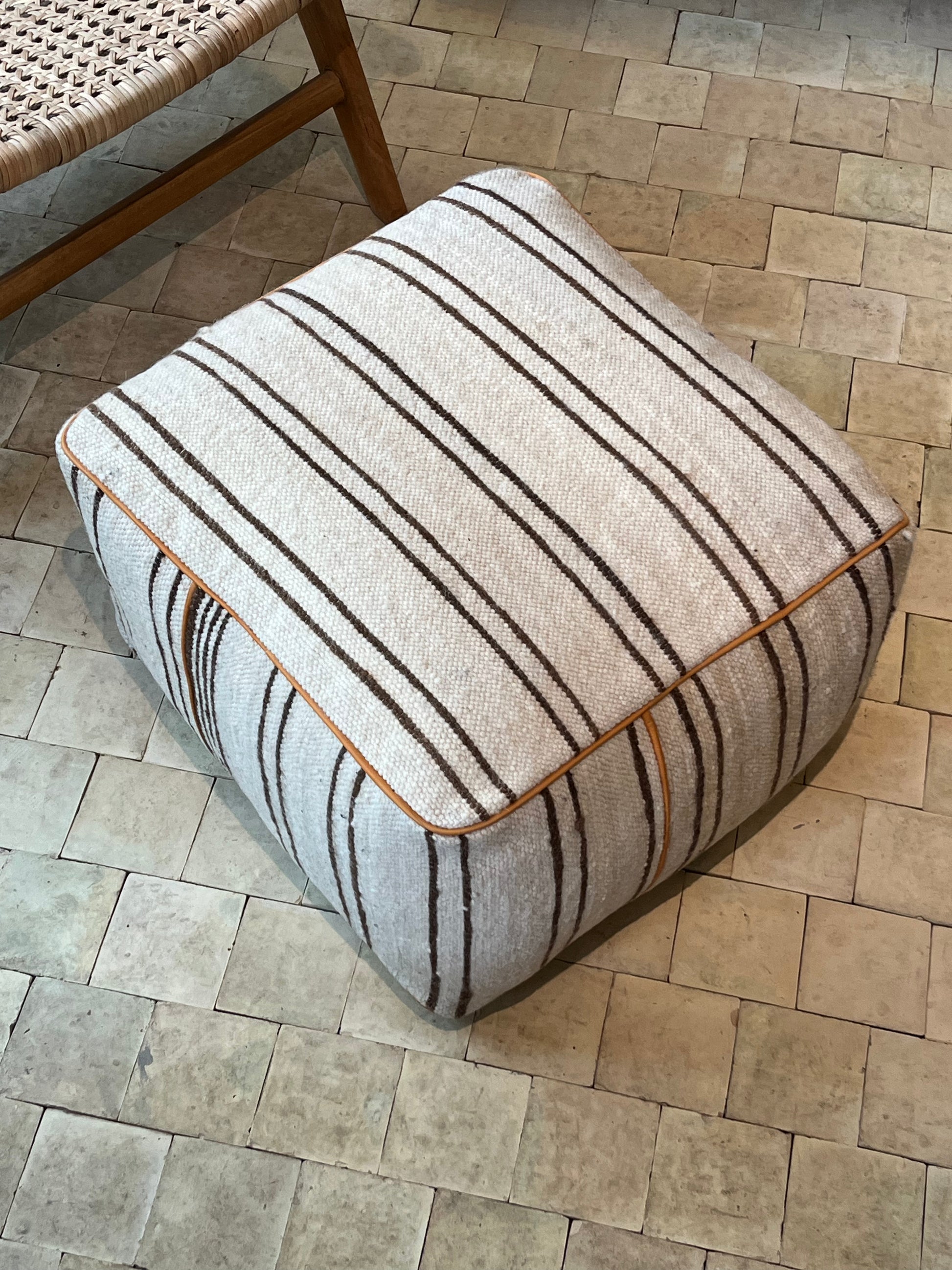 Udstillingsmodel - Håndvævet stribet puf i naturfarver - 50 x 50 cm - novamøbler
