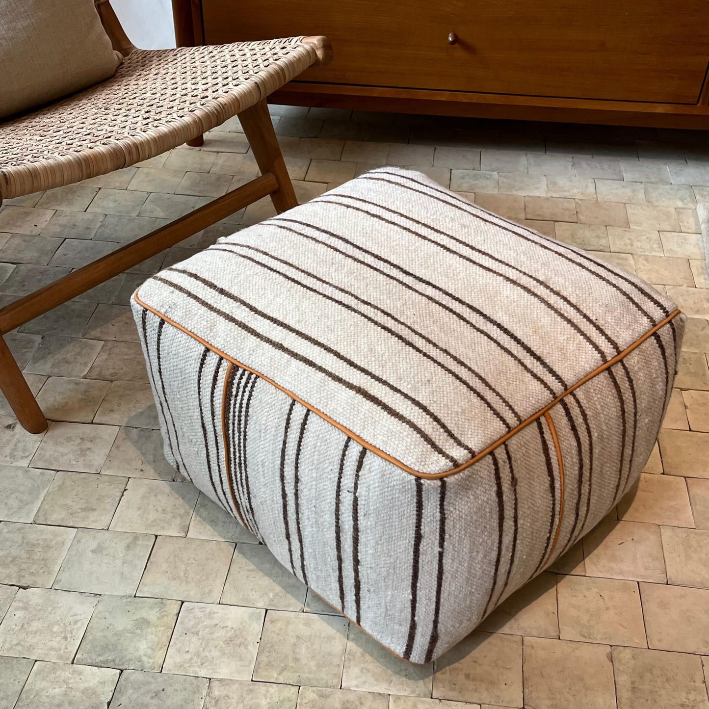 Udstillingsmodel - Håndvævet stribet puf i naturfarver - 50 x 50 cm - novamøbler