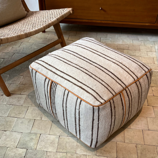Udstillingsmodel - Håndvævet stribet puf i naturfarver - 50 x 50 cm - novamøbler