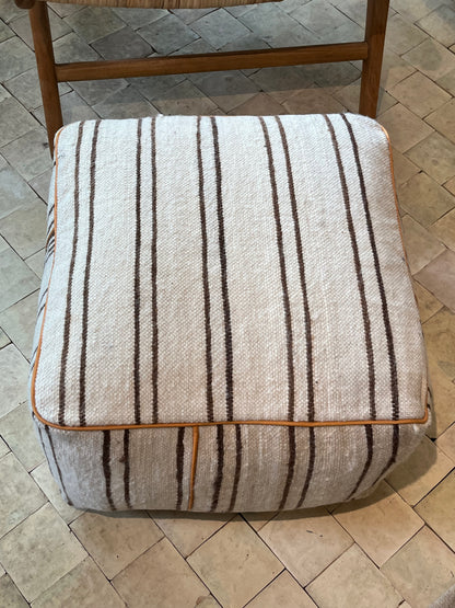 Udstillingsmodel - Håndvævet stribet puf i naturfarver - 50 x 50 cm - novamøbler
