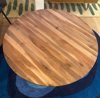 Udstillingsmodel - Rundt spisebord - Valnøddetræ