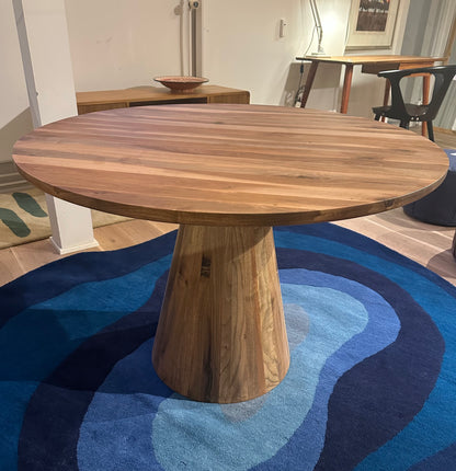 Udstillingsmodel - Rundt spisebord - Valnøddetræ