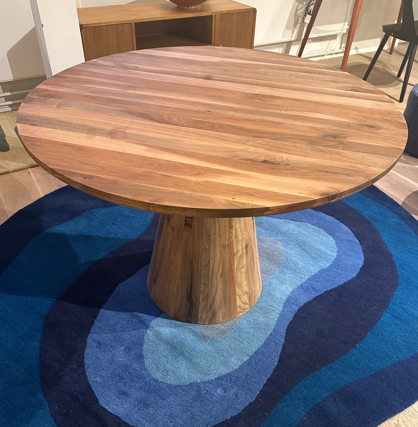 Udstillingsmodel - Rundt spisebord - Valnøddetræ