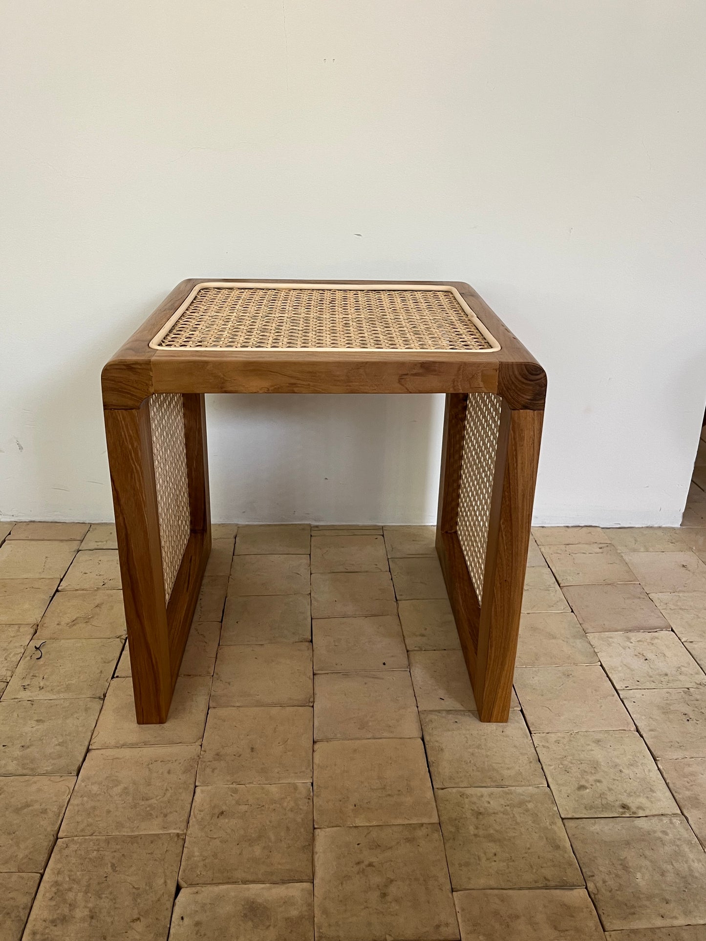 Sidebord/sengebord - Teaktræ & fransk flet - 35x35 cm - novamøbler