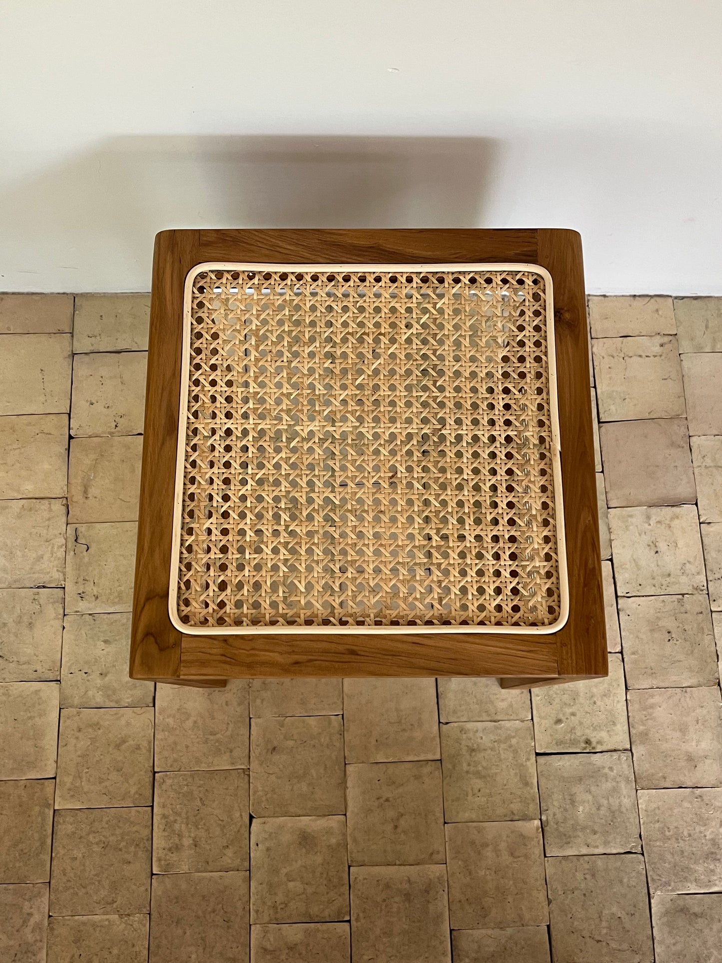 Sidebord/sengebord - Teaktræ & fransk flet - 35x35 cm - novamøbler