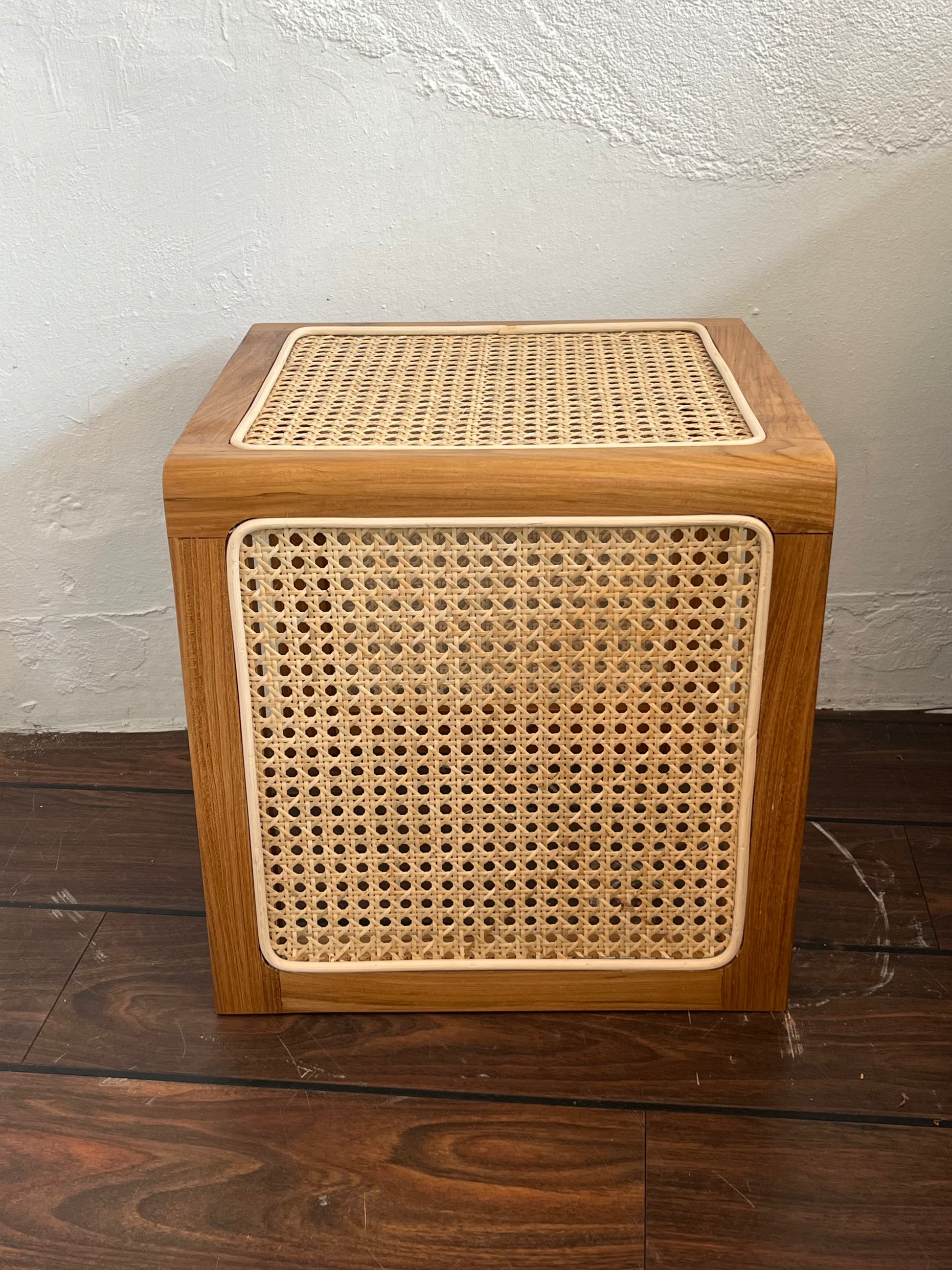 Sidebord/sengebord - Teaktræ & fransk flet - 35x35 cm - novamøbler