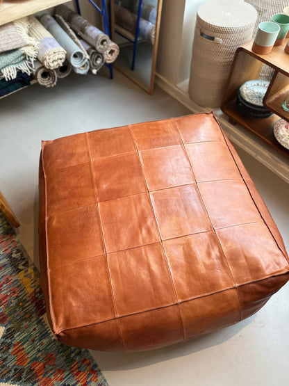 Udstillingsmodel - Stor puf - Cognacfarvet kernelæder - 85 x 85 cm