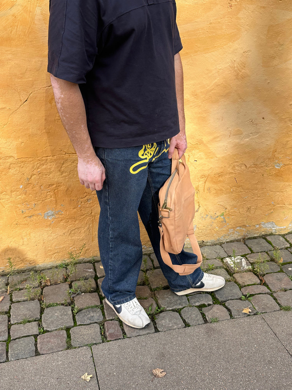 Computertaske i cognac farvet læder - novamøbler